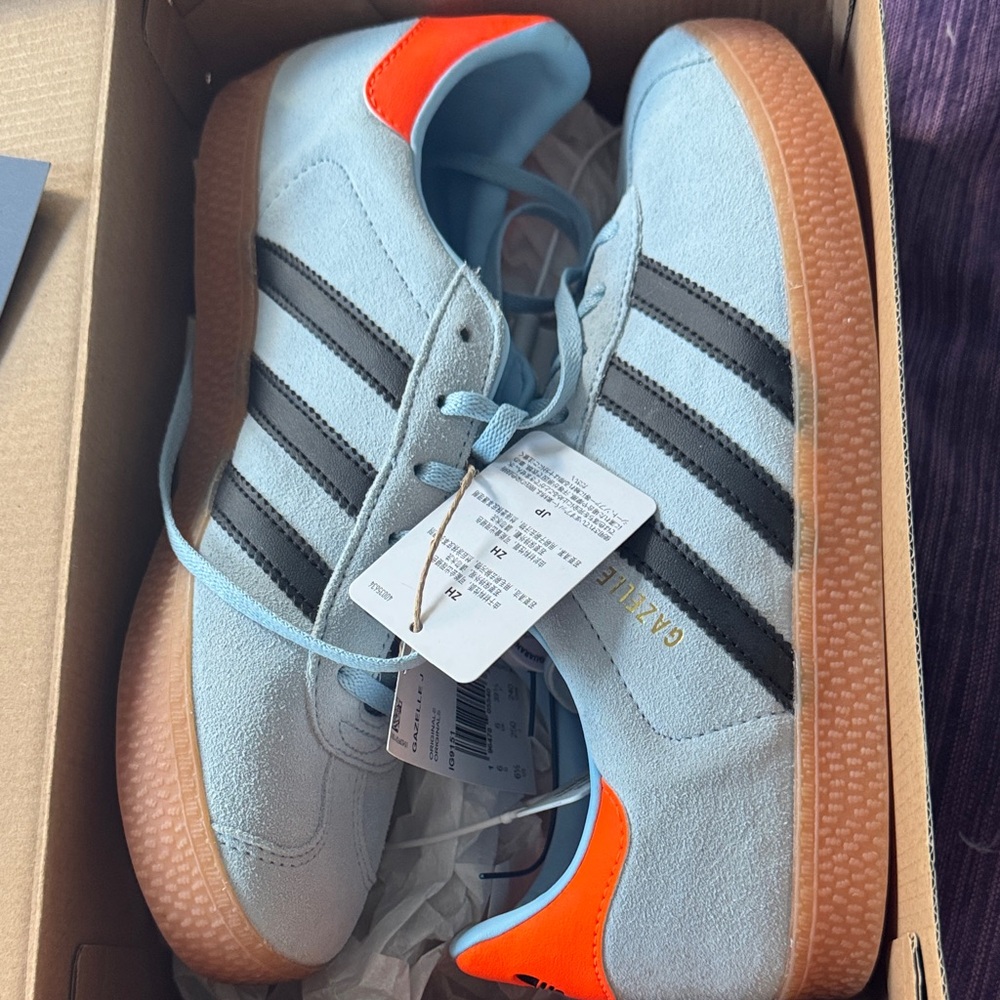 Adidas gazelle unisex clear sky black gum sneakers box authenticated men’s 6.5